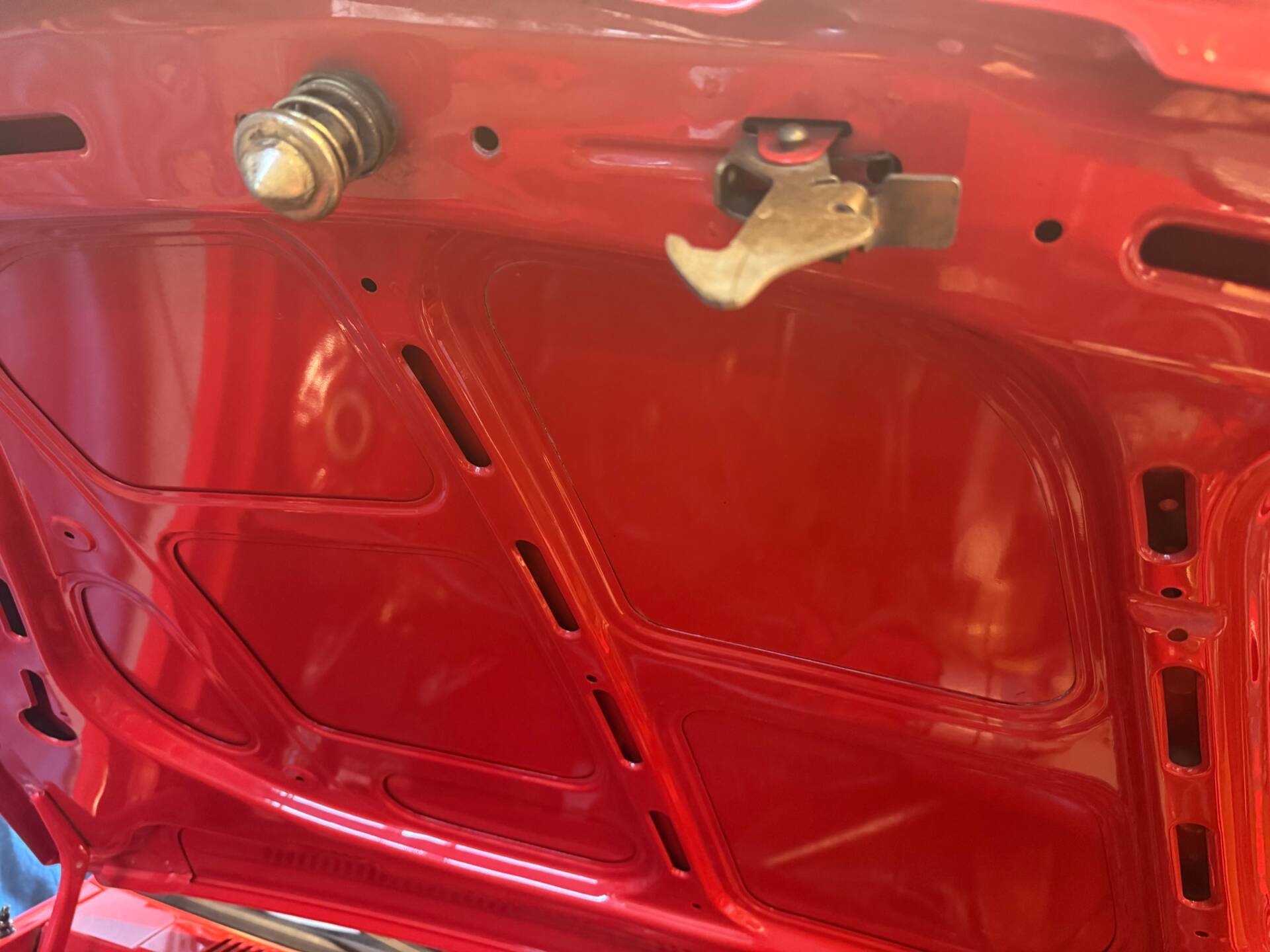 Innenseite der Motorhaube mit Verschluss