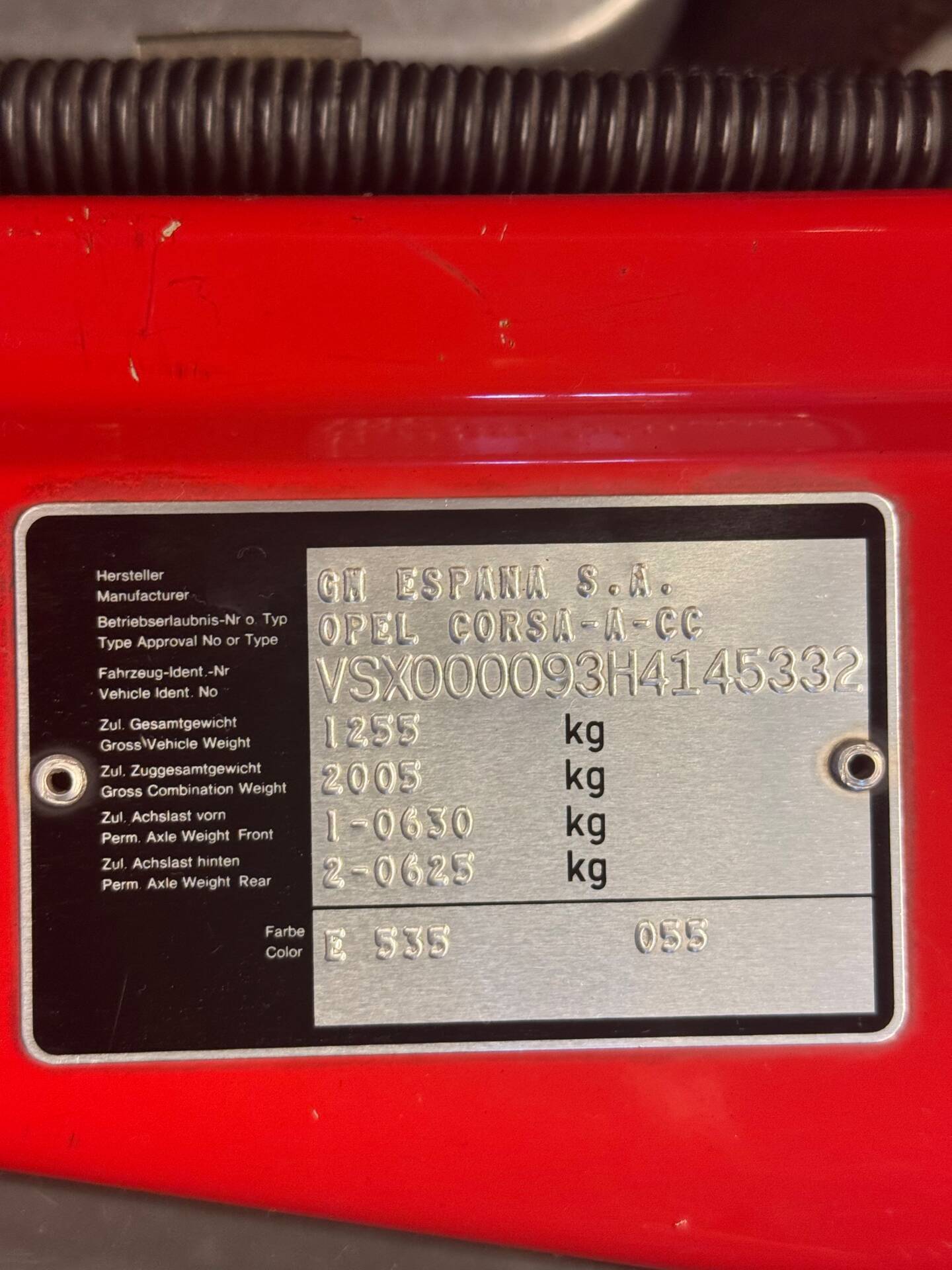 Typenschild GM España S.A., Opel Corsa-A-CC mit Gewichtsangaben und Farbcode E 535