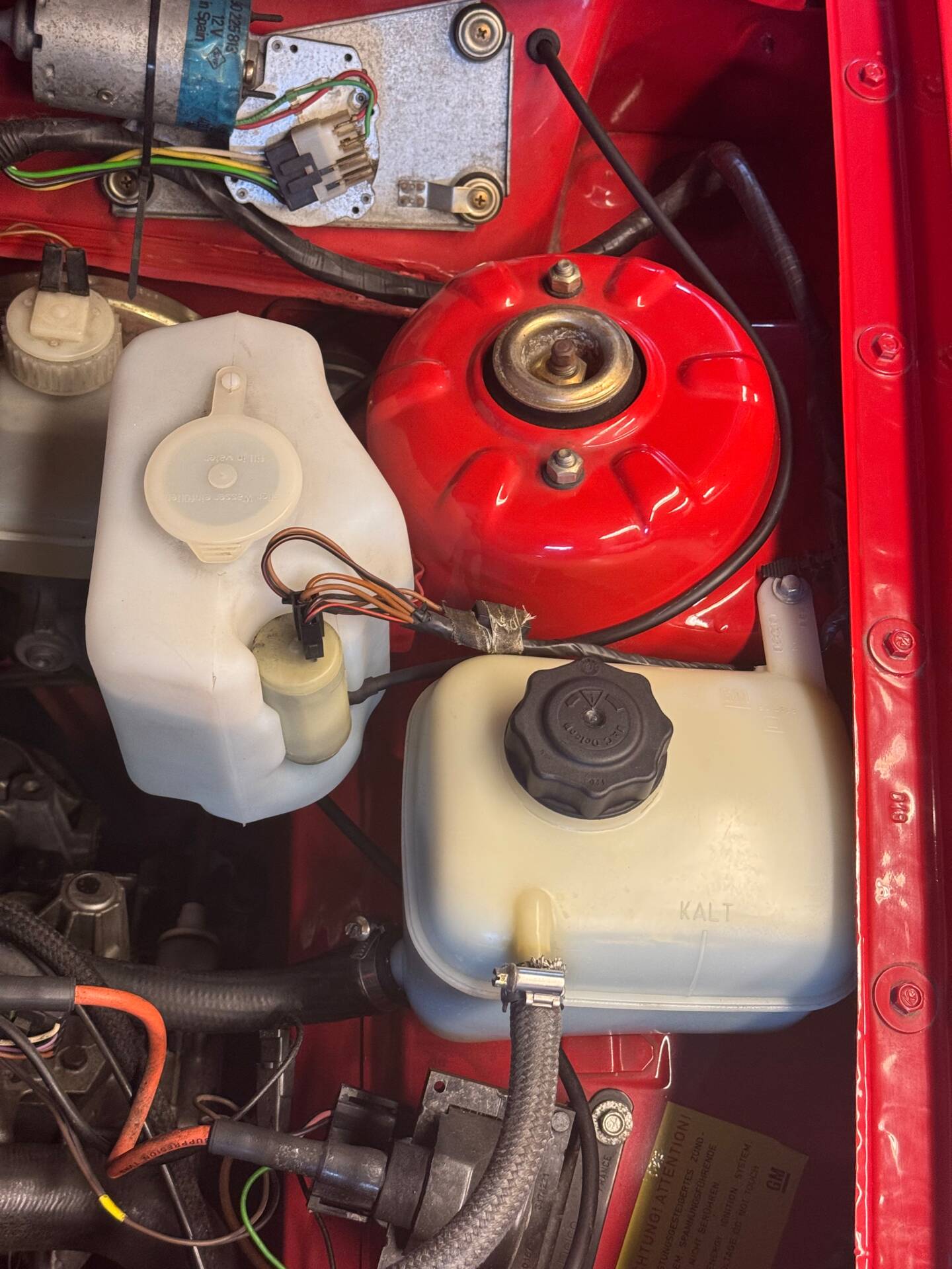 Motorraum mit Wasch- und Kühlwasserbehälter und Federbeindom