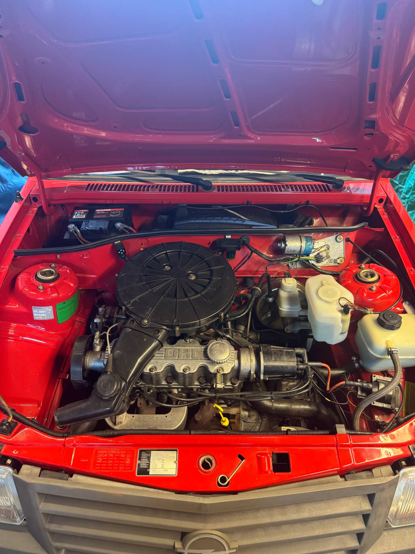 Motorraum mit OHC-Benzinmotor und Luftfilterkasten