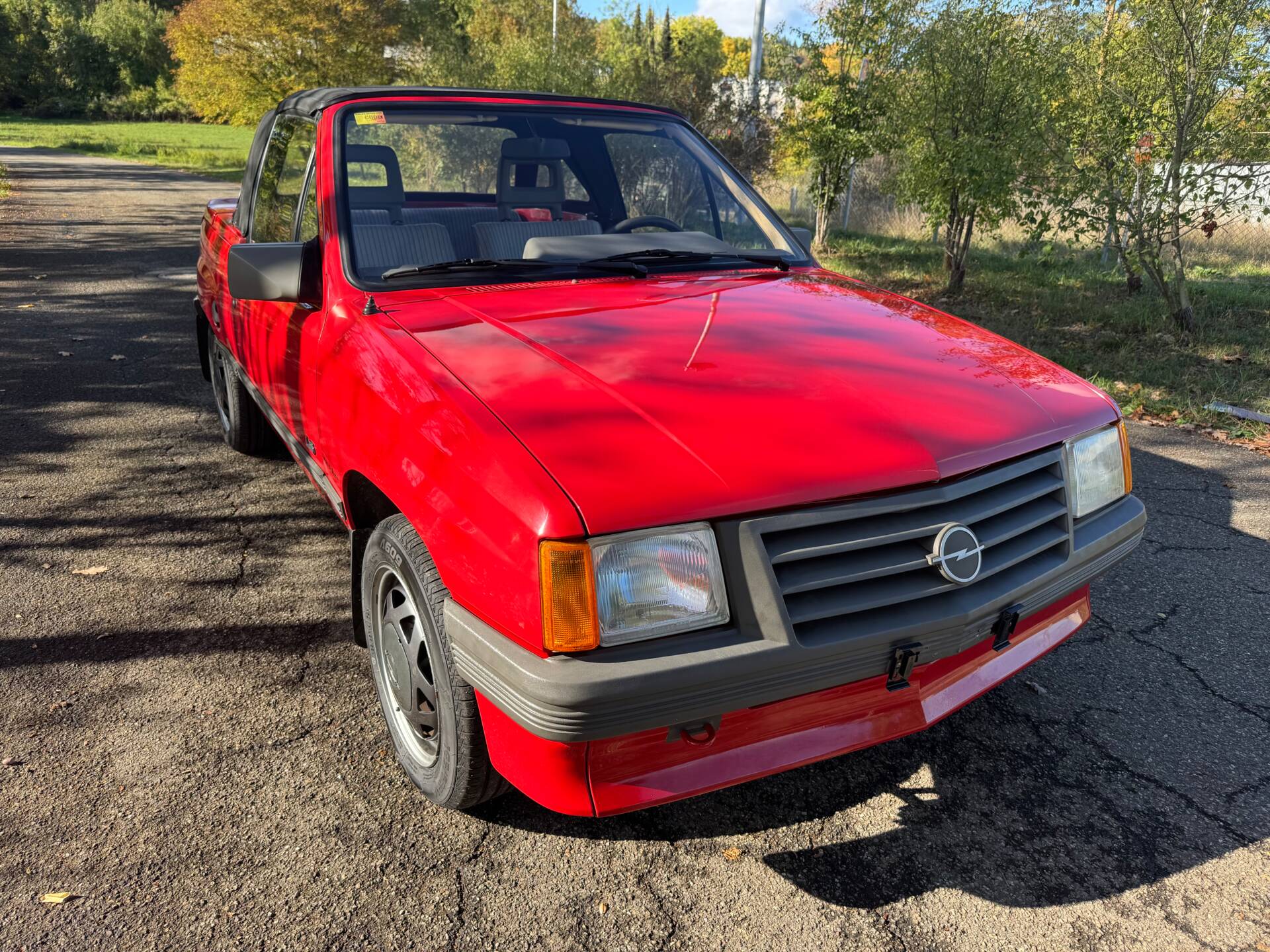 Frontpartie mit Opel-Grill und Stahlfelgen