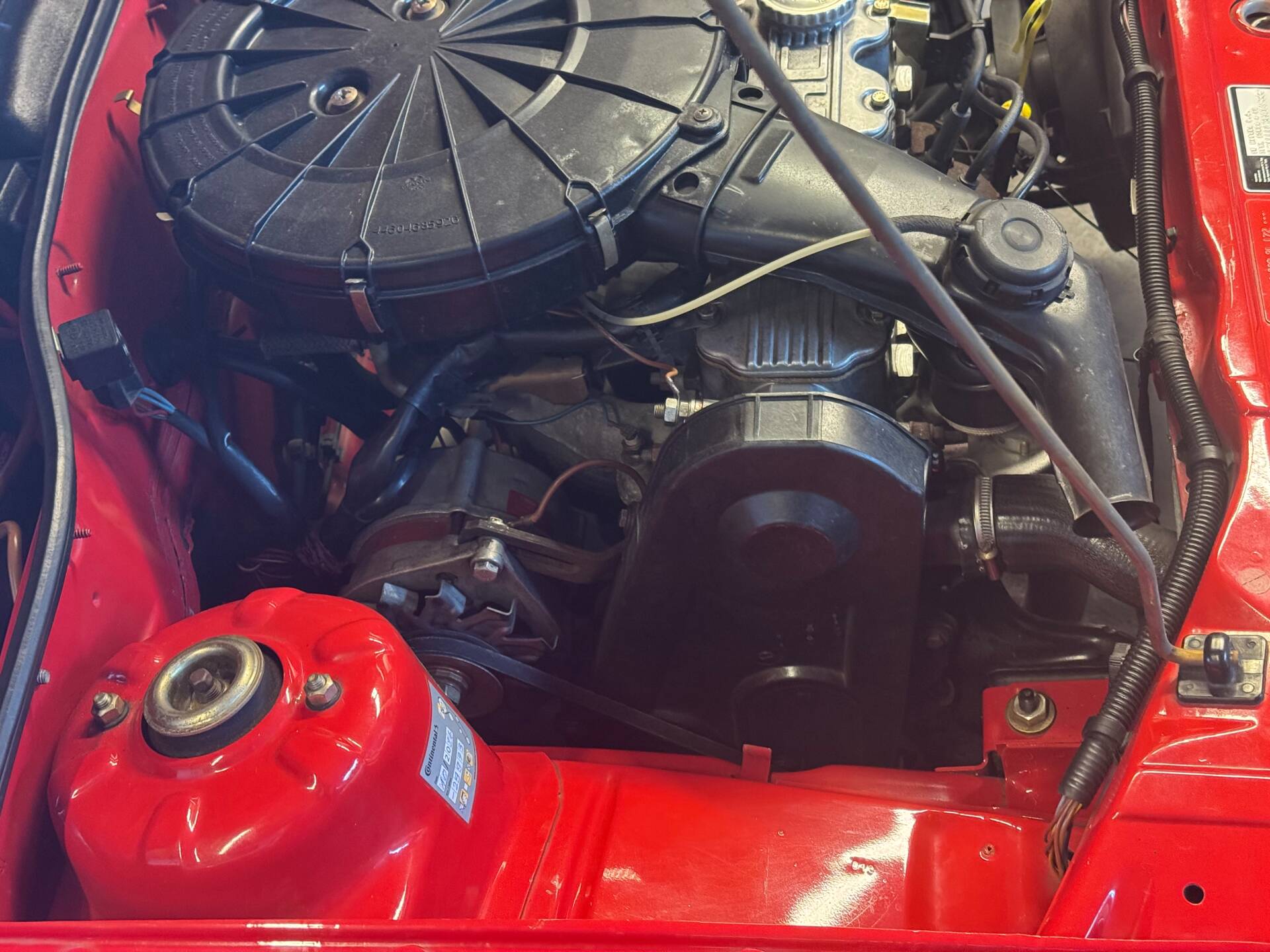 OHC-Motor mit Zahnriemenabdeckung und Lichtmaschine im gepflegten Motorraum