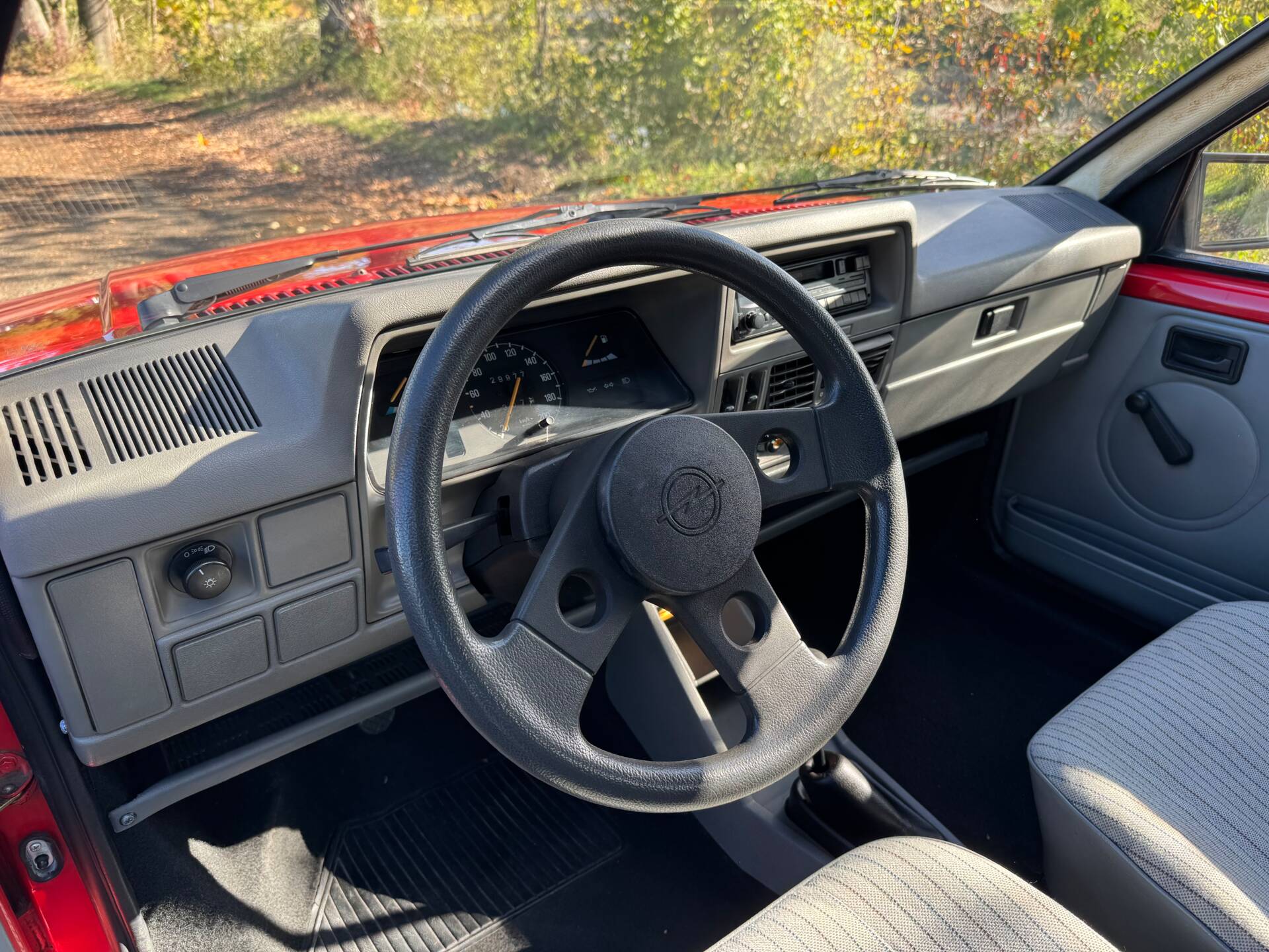 Cockpit mit Opel-Lenkrad und grauem Armaturenbrett